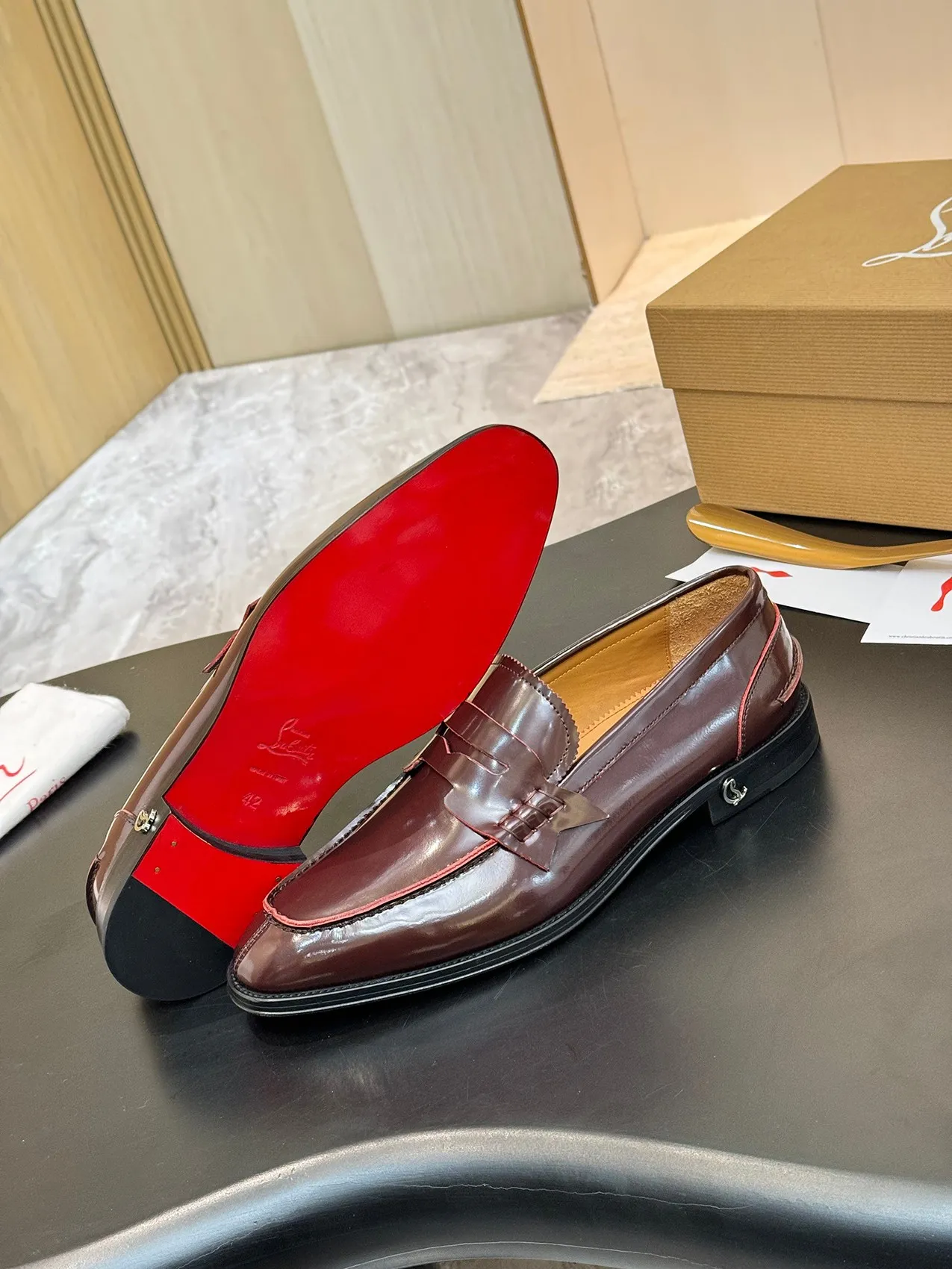 [CL red sole shoes] Top P: 1020💰 Size 39-44 (⚠️38.45.46.47 custom-made, non-returnable and non-exchangeable) 🆑High-end men's business formal leather shoes, original authentic top quality goods ••✅💯 Top original order purchasing agent! Original imported patterned cowhide ➕Imported cowhide lining ➕Cowhide feet ➕Original leather outsole~🉑️Feel free to compare the authentic ones!